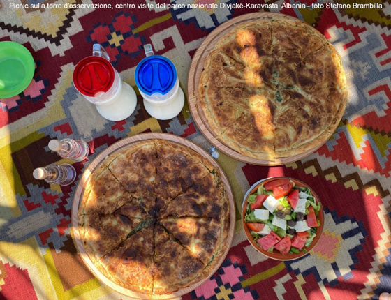 Picnic sulla torre d'osservazione, centro visite del parco nazionale Divjakë-Karavasta, Albania - foto Stefano Brambilla